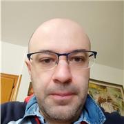 Ingegnere meccanico impartisce lezioni di disegno tecnico